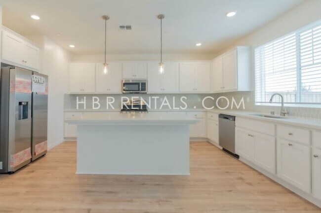 Building Photo - Charming 4-Bed, 3-Bath Home in Lathrop’s T...