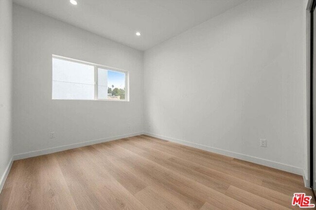 Building Photo - 2001 Vista Del Mar Ave