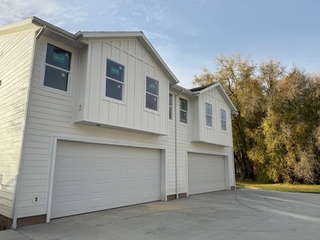 Building Photo - Beautiful townhome with 2 car garage, Cent...