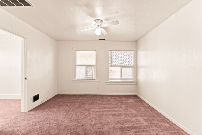 Building Photo - Utilities Included! 3 Bedrooms w/ Bonus Room & Spacious Kitchen