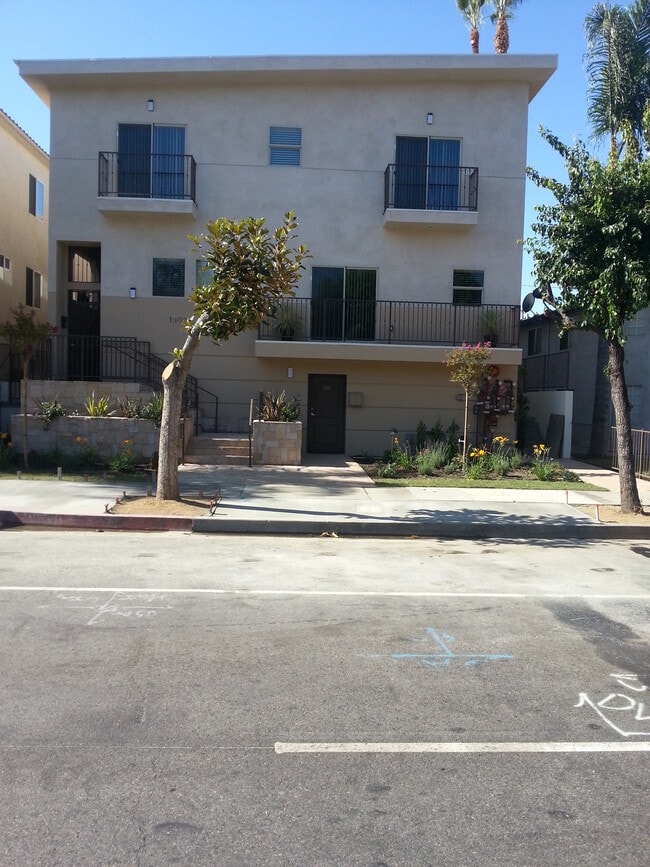 Building Photo - 15024 Magnolia Blvd