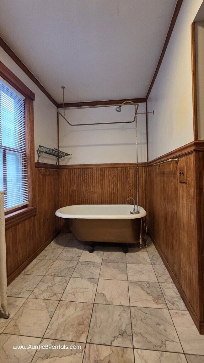Building Photo - 3 bed - 1 bath One block from Grand Ave in...