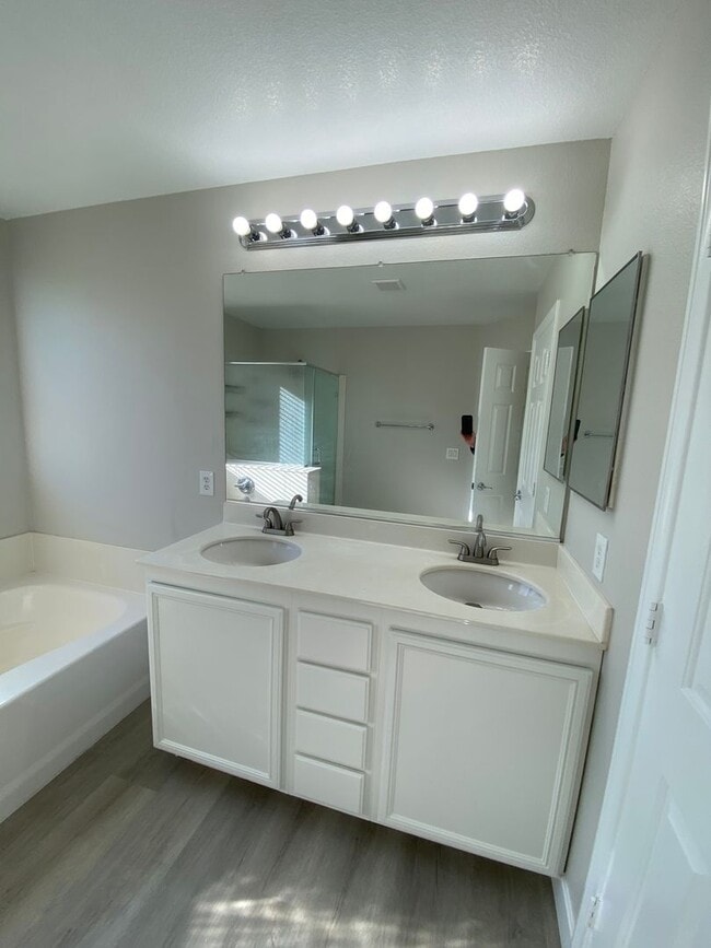 Building Photo - Two Story 3 bed/2.5 bath home in Silverado Ranch area