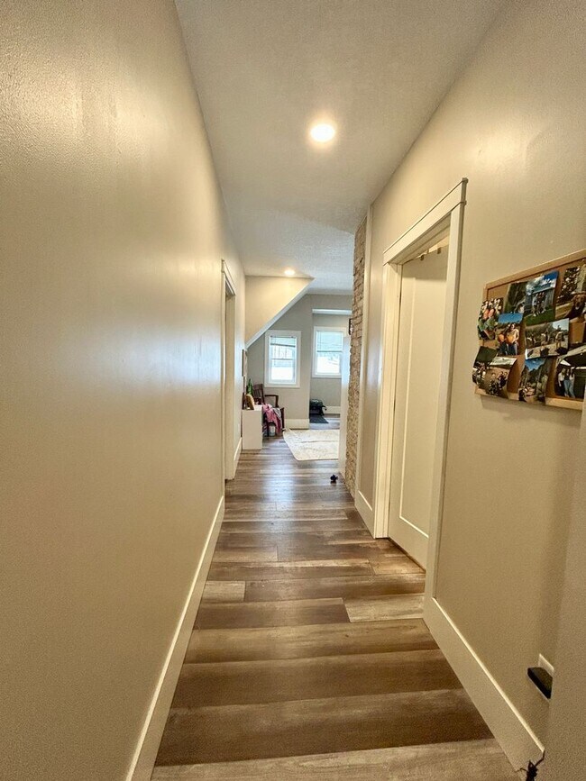 Building Photo - 1719 E 5th St