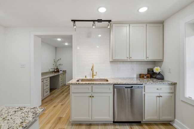 Building Photo - 2113 W Madison Ave