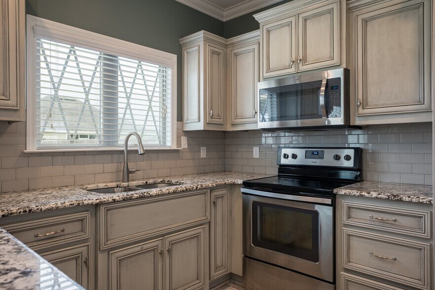 Building Photo - 4066 McKenzie Ln