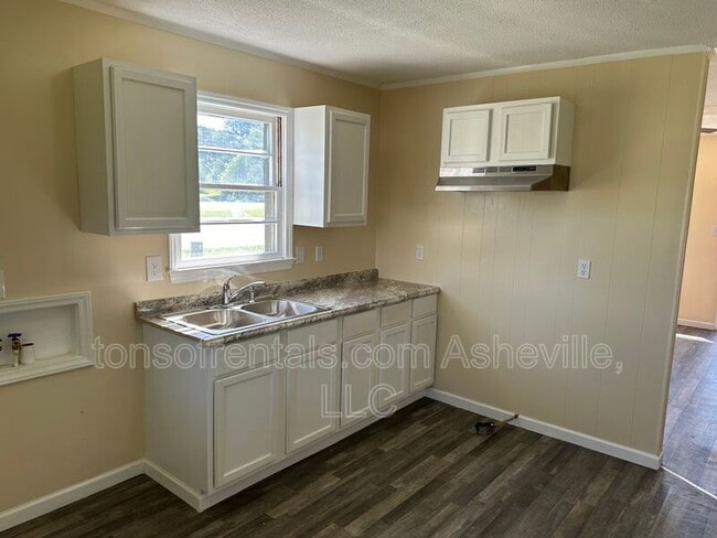 Building Photo - 3126 US-221