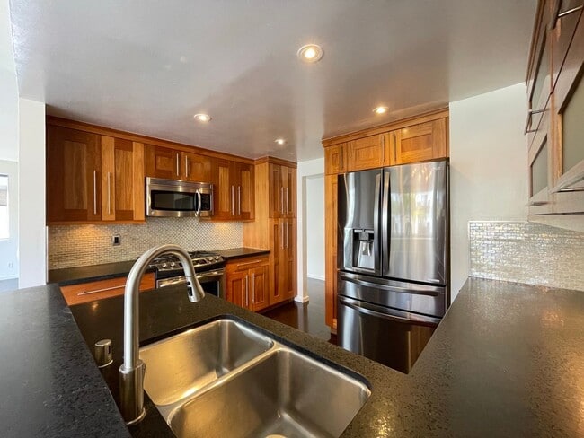Primary Photo - Spacious 2 Bedroom 2 Bath Condo in West LA