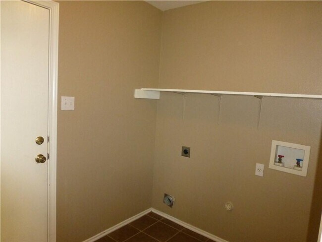 Building Photo - Beautiful Home on A Cul De Sac with Large Backyard