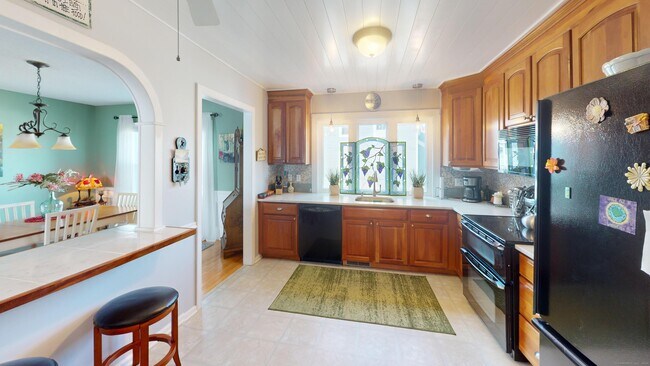 Building Photo - 72 Cosey Beach Ave
