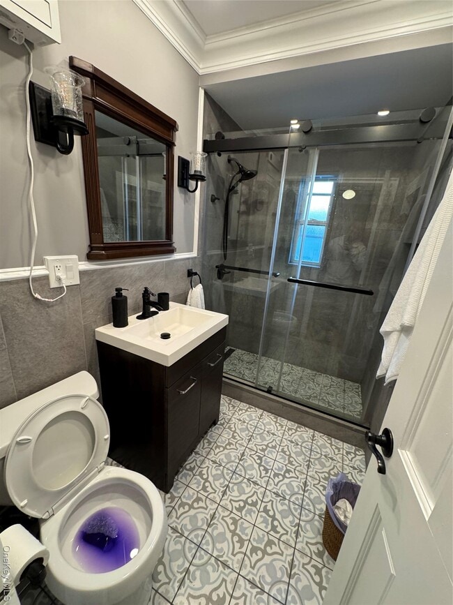 Building Photo - 753 Clarence Ave