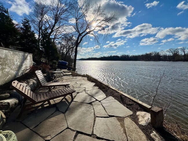 Building Photo - 54 River Dr