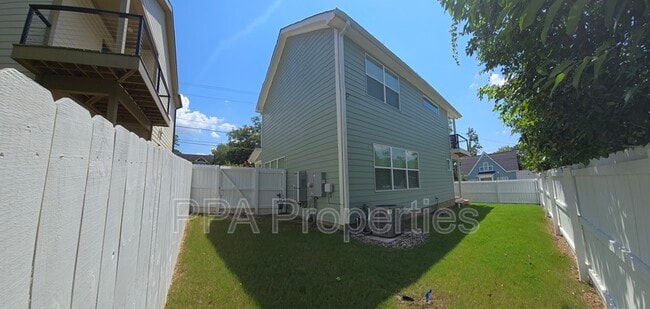 Building Photo - 1518 W Knox St
