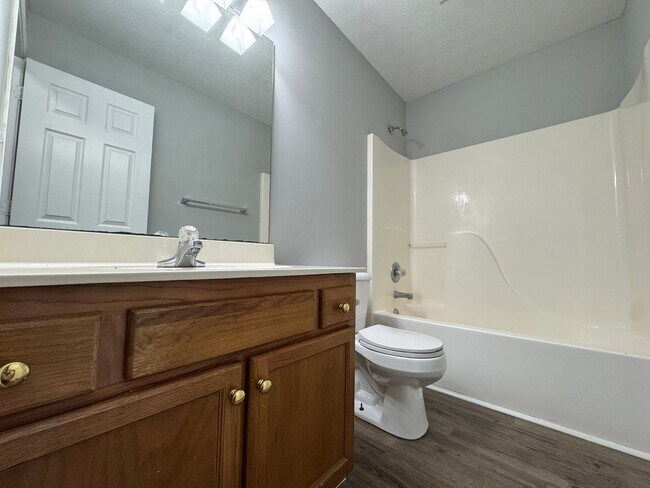 Building Photo - Spacious 3 bedroom, 2 bathroom home near Russell Sims park