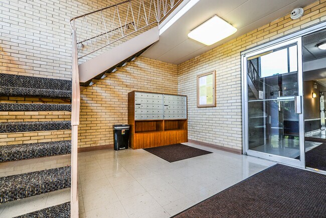 Building Photo - 2226 S Goebbert Rd