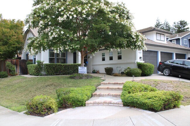 Building Photo - Gorgeous Single Story 3 Bedroom, 2 Bath wi...