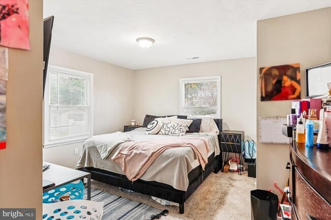 Building Photo - 5706 Johnson St