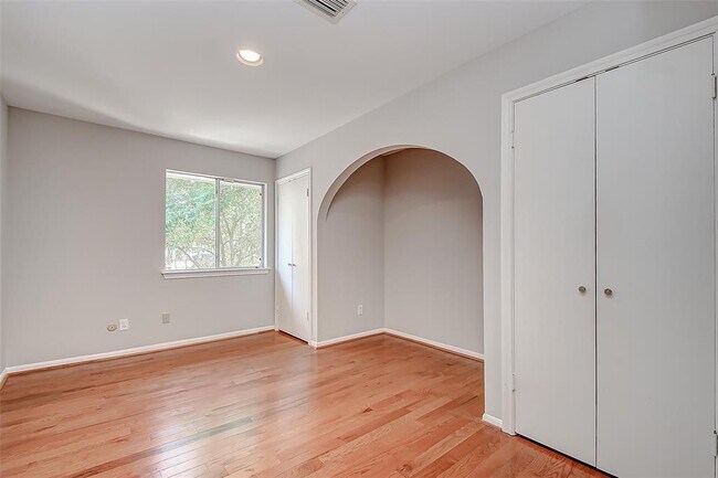 Building Photo - 201 Vanderpool Ln