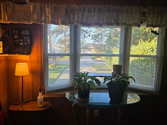 Building Photo - 121 Shore Dr