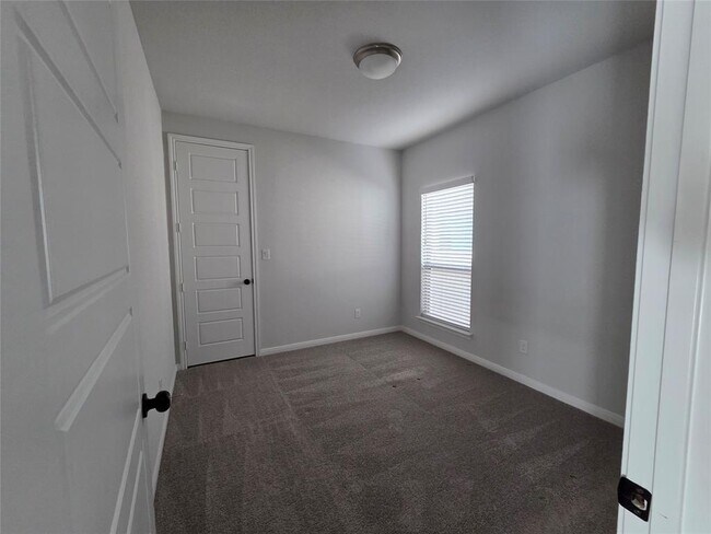 Building Photo - 221 Bauer Lp