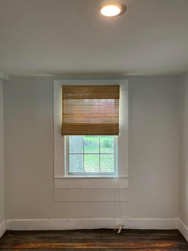 Building Photo - 145 Live Oak Ave W