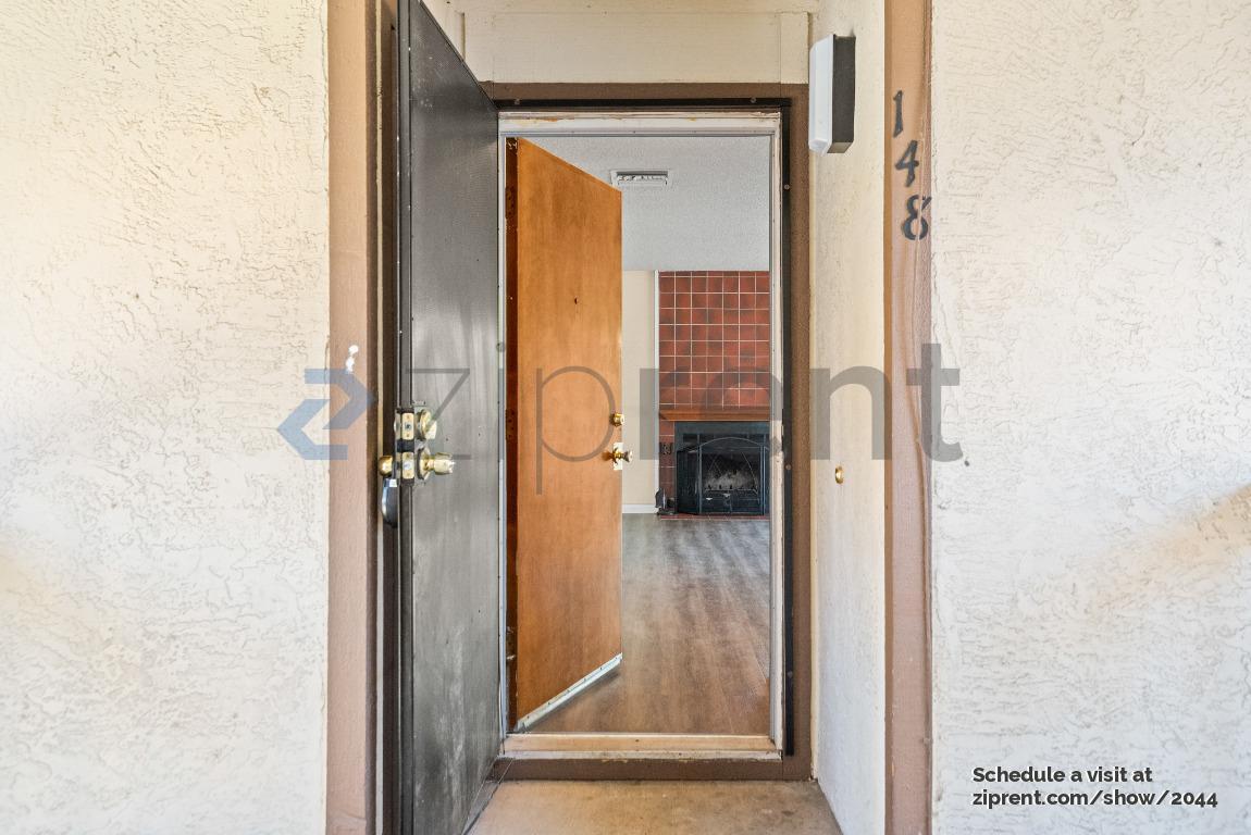 Building Photo - 2400 Horizon Ln