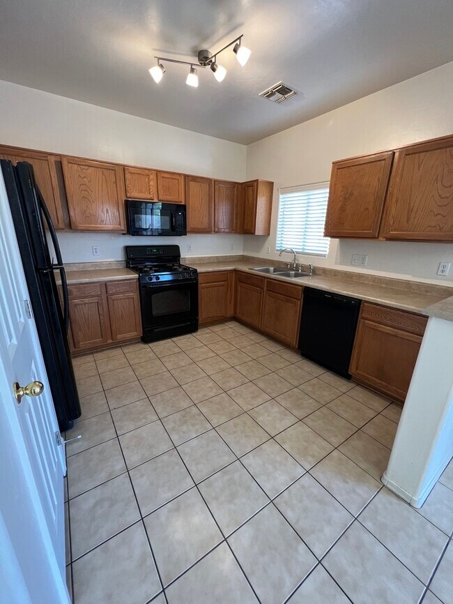 Building Photo - HOUSE FOR RENT