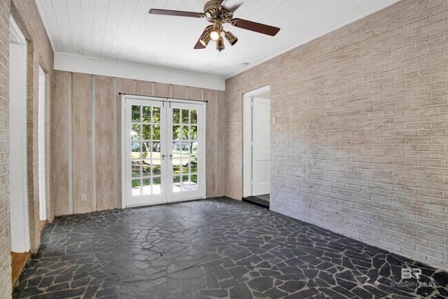 Building Photo - 703 Belrose Ave