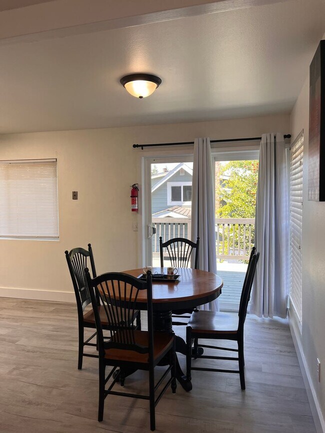 Building Photo - Bradley Short Term Rental