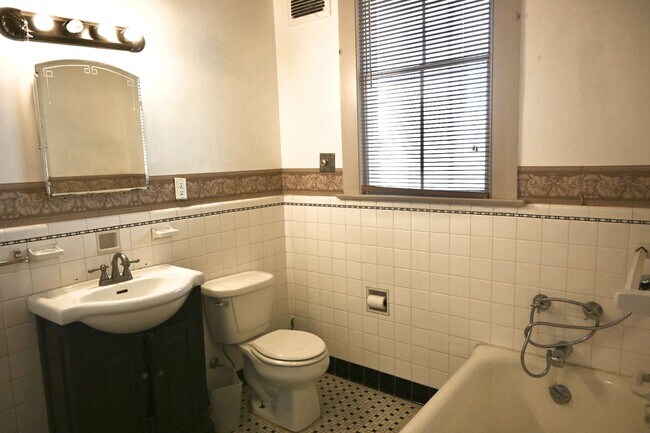 Building Photo - 3316 Upperline St