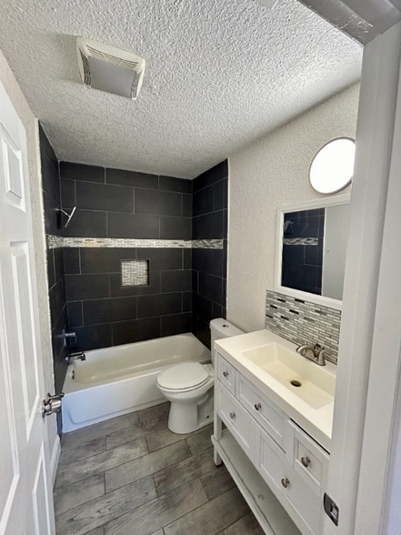 Building Photo - 18812 Carr Dr