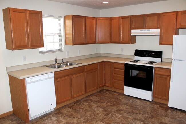 Building Photo - 2206 Shamrock Ln