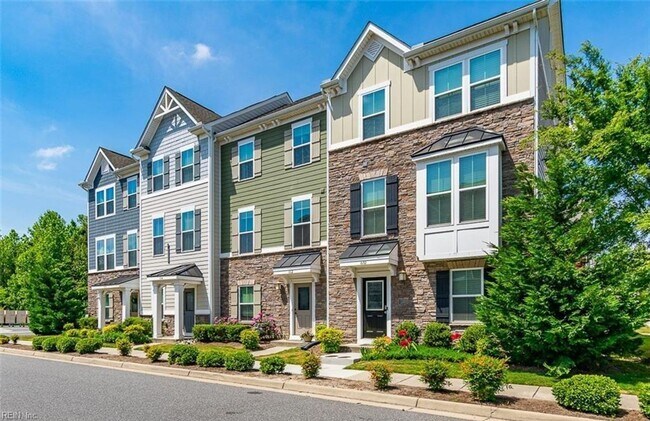 Building Photo - Gorgeous Tri-Level Condo