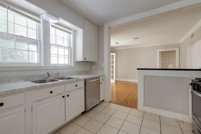Building Photo - 2056 Jackson Ave