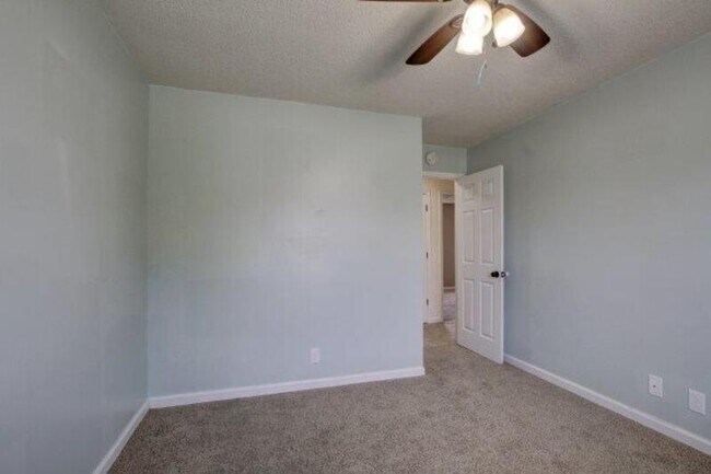 Building Photo - 207 Ruf Dr