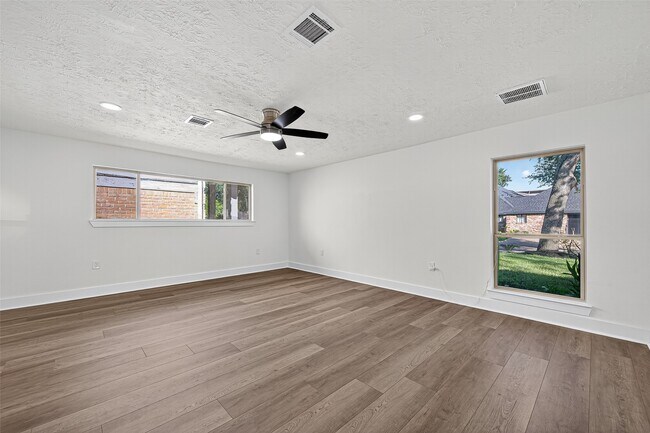 Building Photo - 3006 Golden Hills Ln