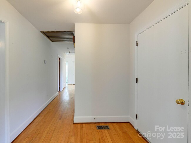 Building Photo - 1432 Bevis Dr