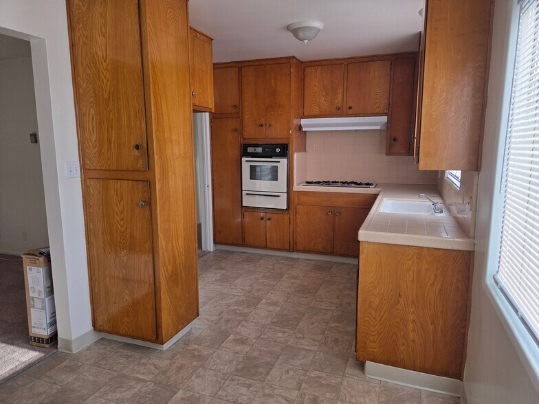 Kitchen - 641 Border Ave