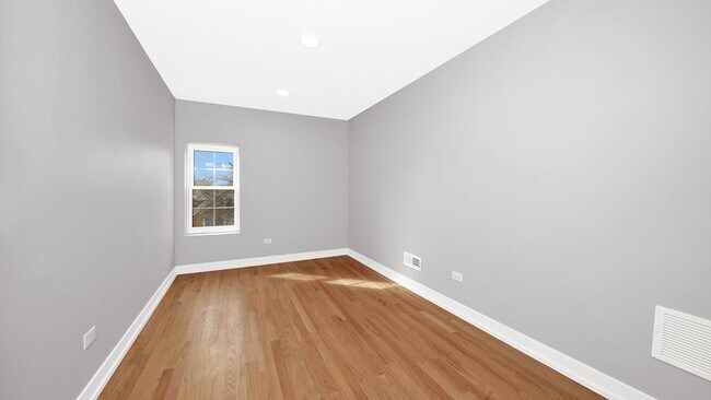 Building Photo - 2704 W 24th Pl