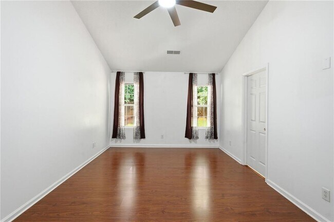 Building Photo - 575 Chandon Way