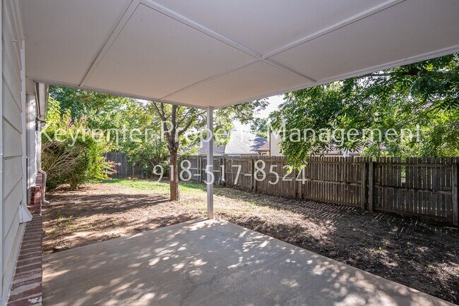 Building Photo - Charming 3 bedroom home with cozy fireplace and 2 car garage!! Price drop!
