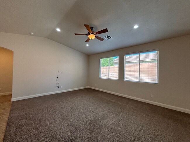 Building Photo - SPACIOUS HOME FOR RENT!