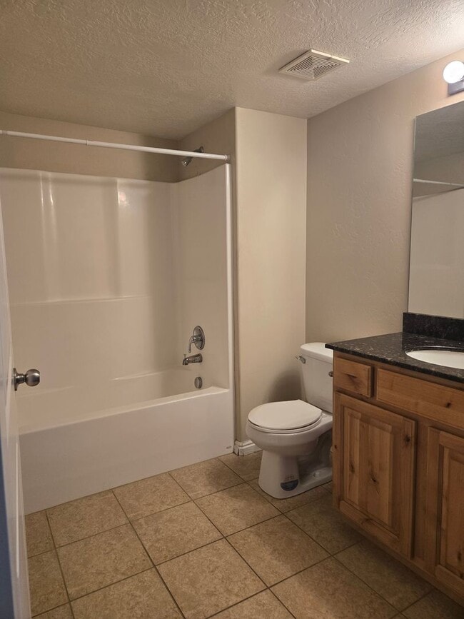 Building Photo - 3 bedroom 2 Bath condo