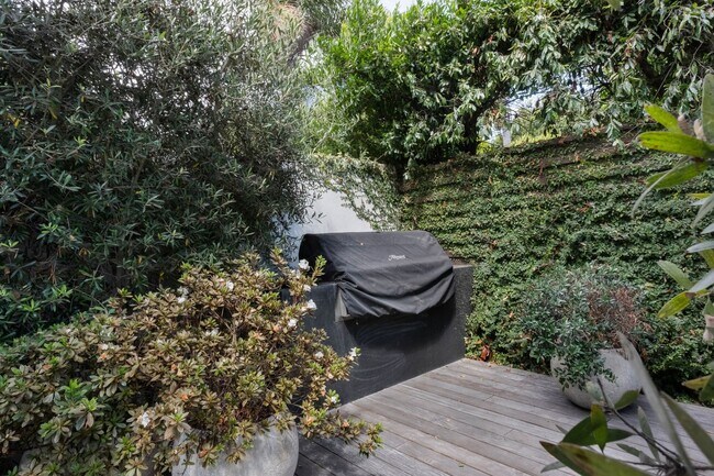 Building Photo - Beautiful 1 bed / 1 bath bungalow-style apartment now available!