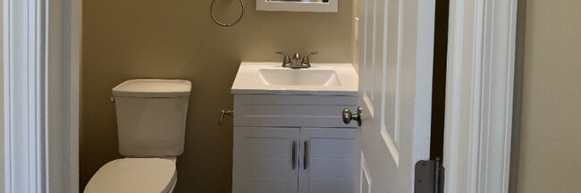 Building Photo - 164 Logan Rd