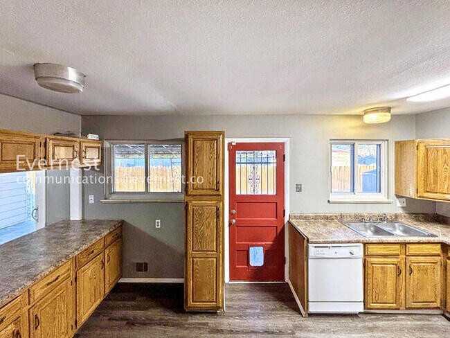 Building Photo - PROMO: Get $500 Off the First Month's Rent!3 Bed, 2 Bath Home with Garage / Available Now!