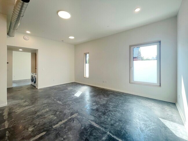 Building Photo - 1614 6th Ave