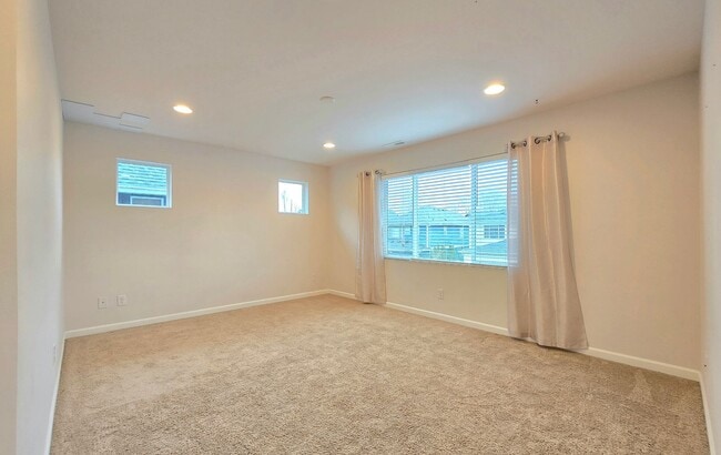 Building Photo - 3 Bedroom Home in Everett Available Now!