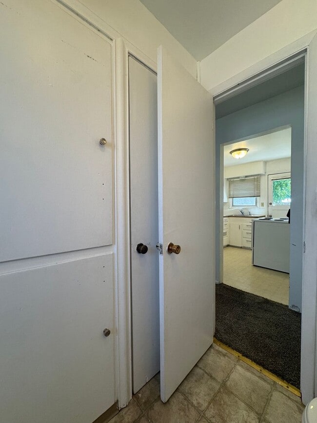 Building Photo - Pet-Friendly 1-Bedroom House