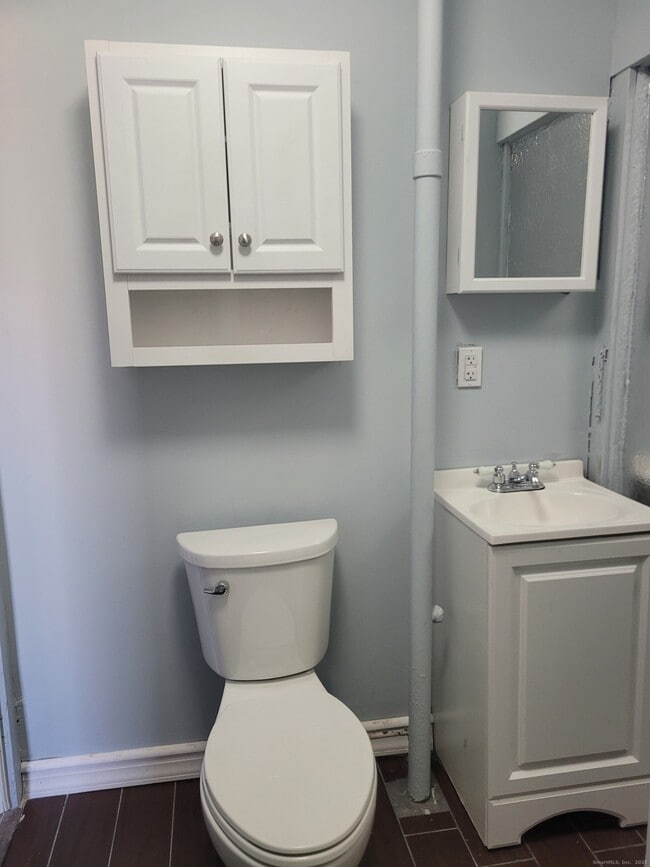 Building Photo - 2 Center St